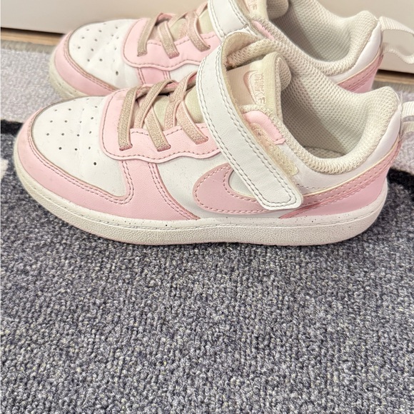 Nike Toddler Sneakers in Pink and White - Picture 3 of 7